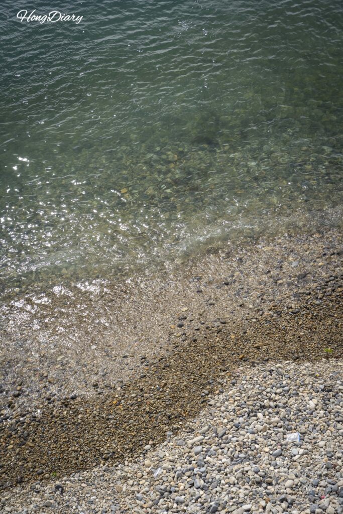 Agua turquesa cristalina en la Playa Jungni en Yeongdo, Busan