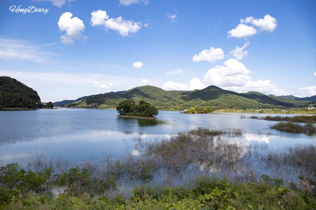 Vista panorámica del lago Naejang (embalse Naejang) a principios de septiembre en Jeongeup, Jeollabuk-do