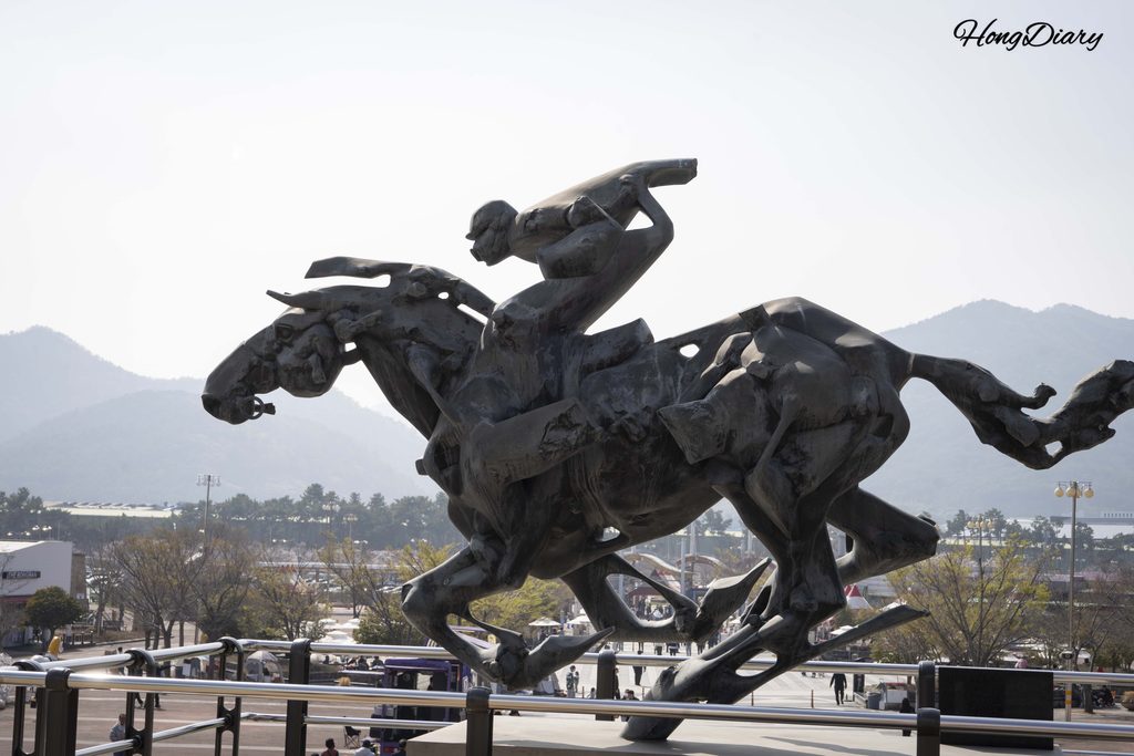 Estatua ecuestre de bronce en la entrada de Let's Run Park Busan-Gyeongnam