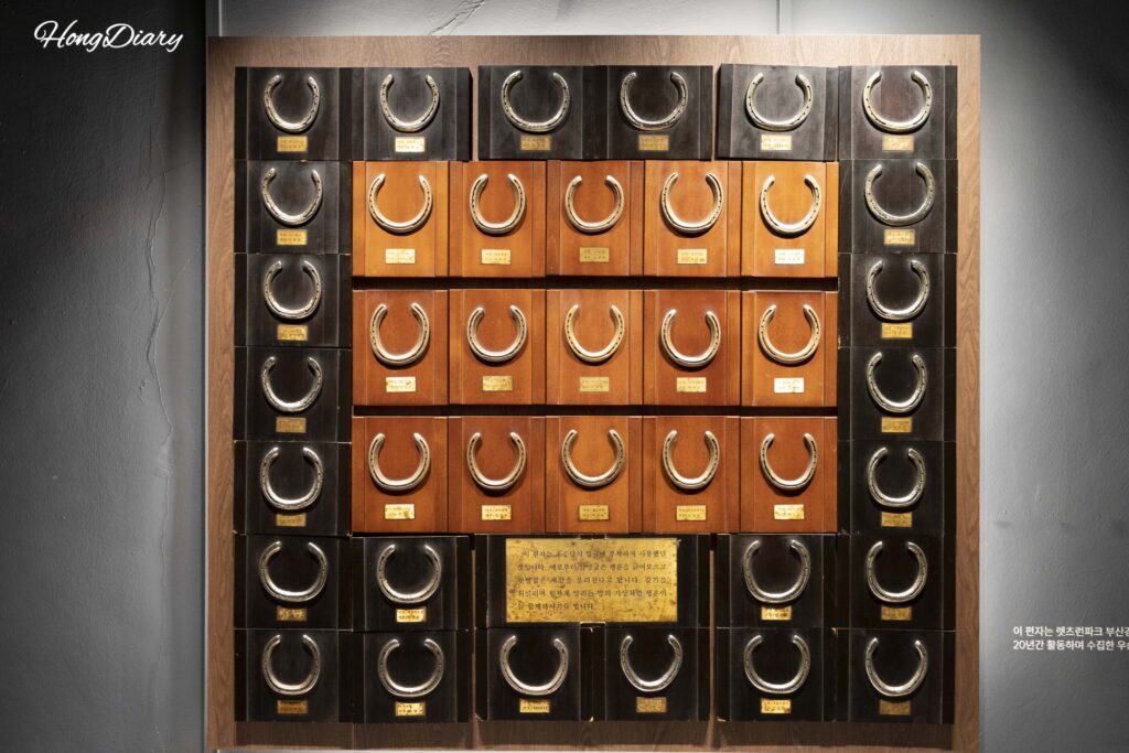 レッツランパーク釜山のヘリテージホールに展示された優勝騎手のユニフォームと記念品