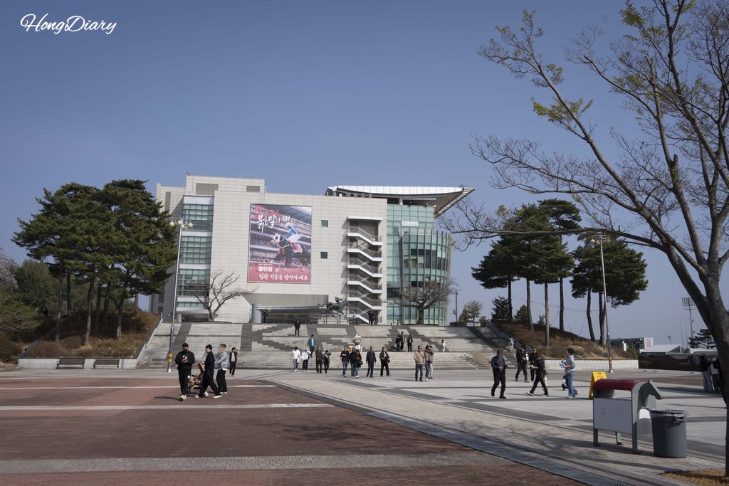 Exterior del edificio principal y tribuna de Let's Run Park Busan-Gyeongnam en Gangseo-gu
