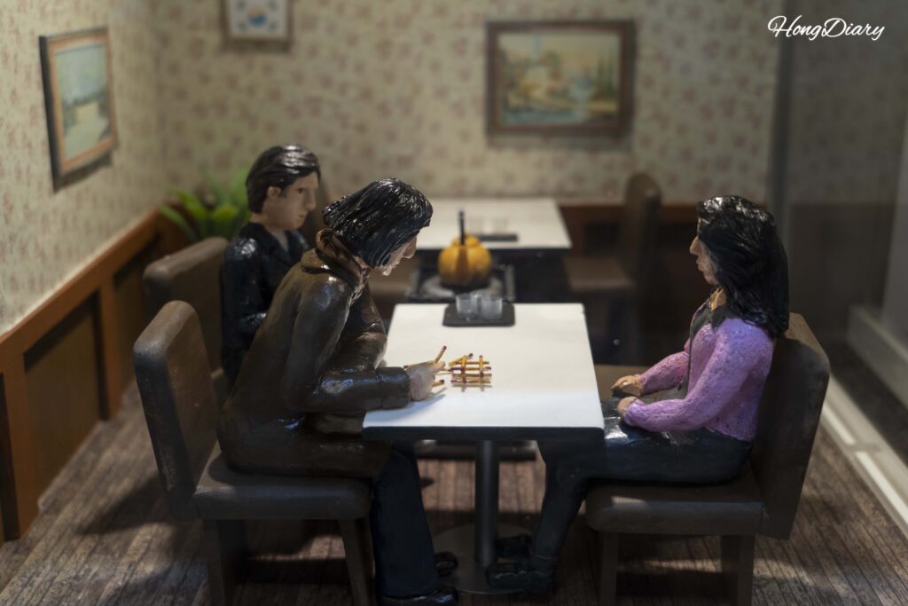 Modelo a escala de personas apilando y jugando con fósforos en el Museo del Fósforo de Jinyeong
