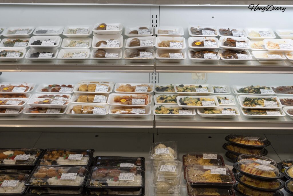 シーモール下関地下マックスバリュに並ぶ弁当、おかず、餃子などの惣菜類