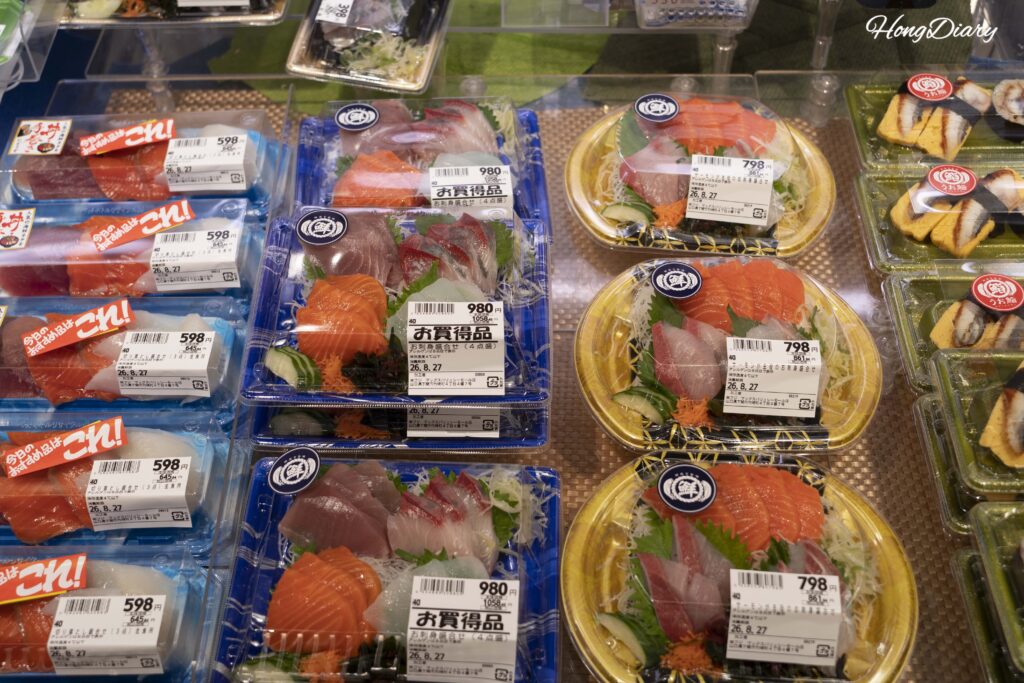 Bandejas de sushi fresco a distintos precios en el supermercado MaxValu del sótano de Sea Mall Shimonoseki