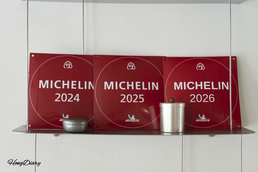 Placa de reconocimiento Michelin Bib Gourmand en el restaurante ARP de Busan