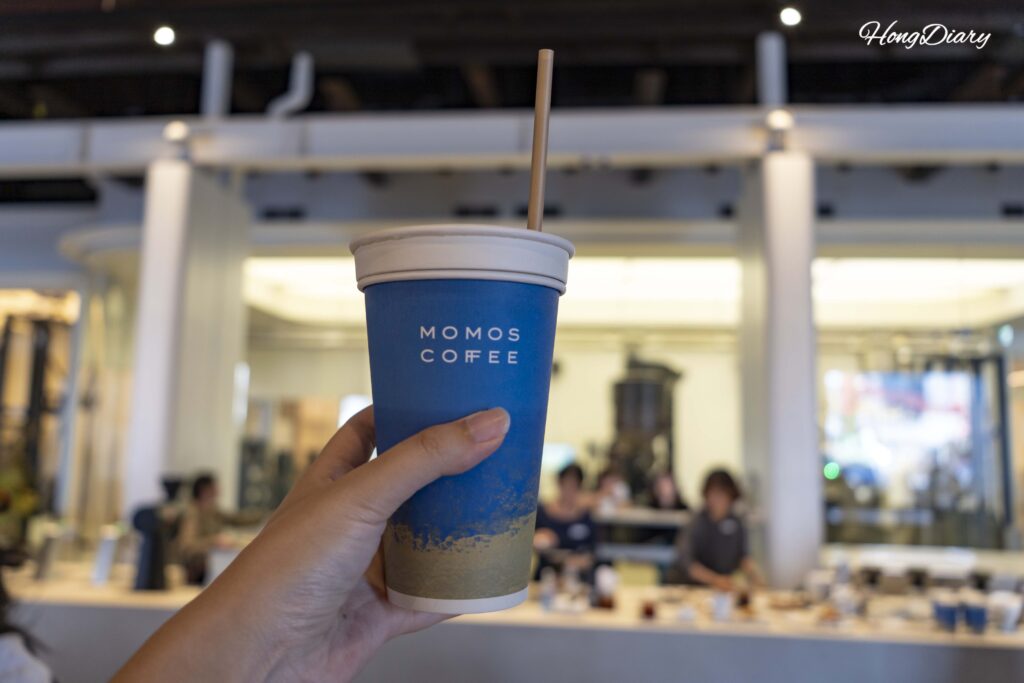 Café con leche servido en Momos Coffee Yeongdo Roastery en Busan
