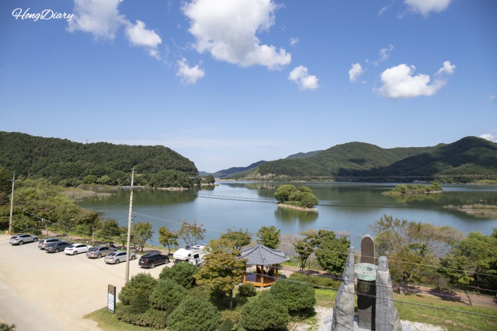 内蔵山彫刻公園のデッキロード展望台から見た9月の内蔵湖(内蔵貯水池)