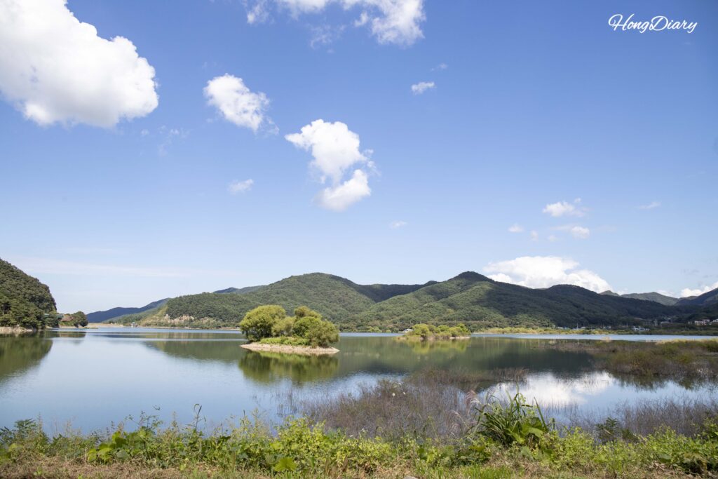 Panoramic view of Naejang Lake from the observation deck at Naejangsan Sculpture Park in early September