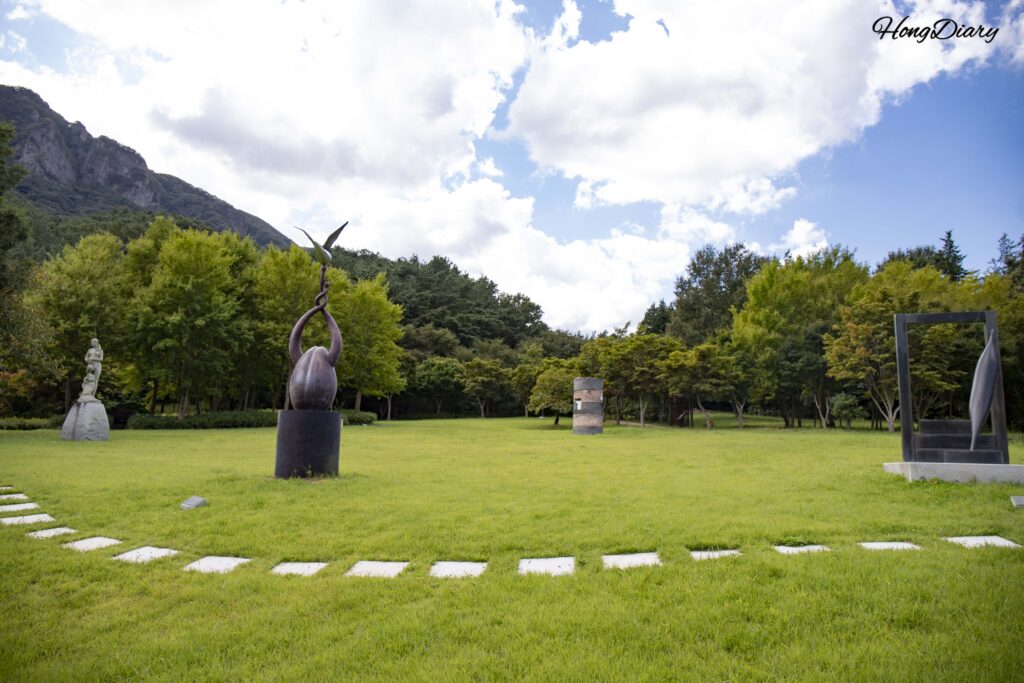 Esculturas al aire libre en el Parque de Esculturas de Naejangsan en Jeongeup