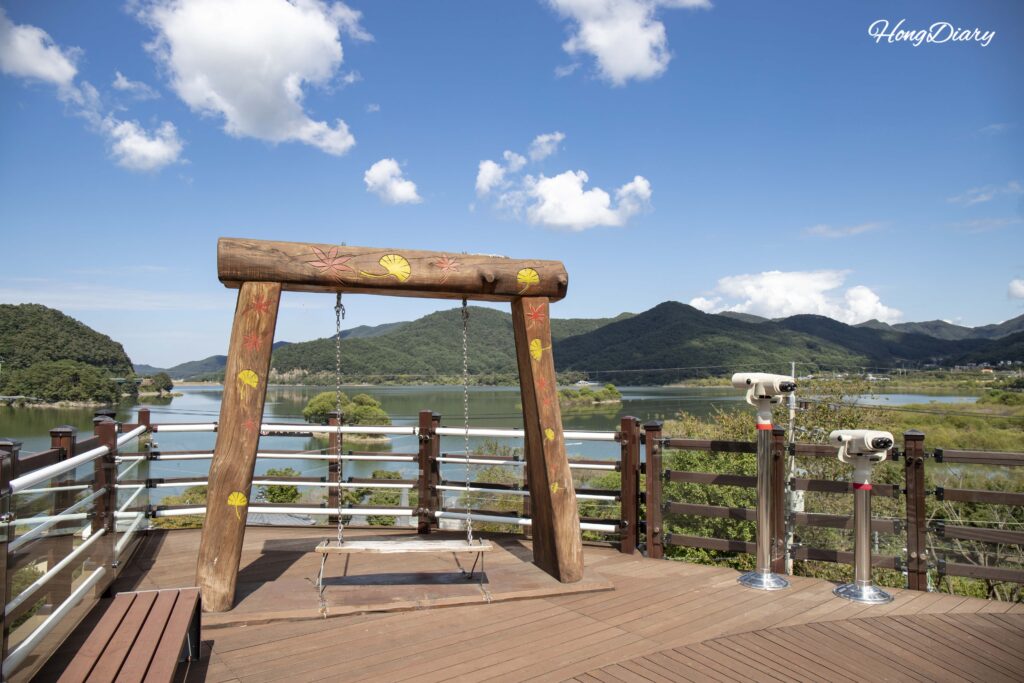 Mirador de la pasarela ecológica del Parque de Esculturas de Naejangsan con vista al lago Naejang en Jeongeup