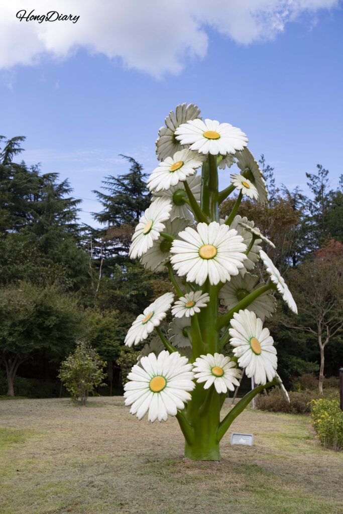 内蔵山彫刻公園に展示された菊の造形物