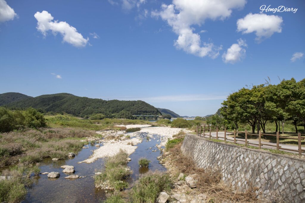 井邑・内蔵山国立公園近くの秋の散歩道、内蔵山樹木園へ向かう途中の風景