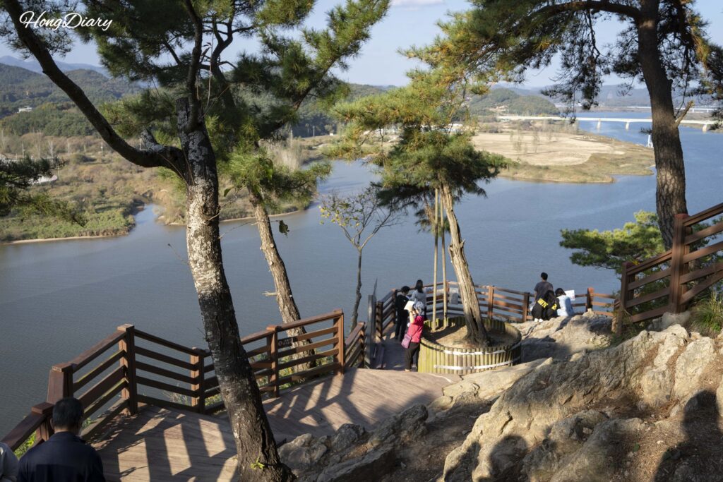 Acantilado de la Roca Nakhwaam sobre el río Baengmagang en la Fortaleza Busosanseong de Buyeo
