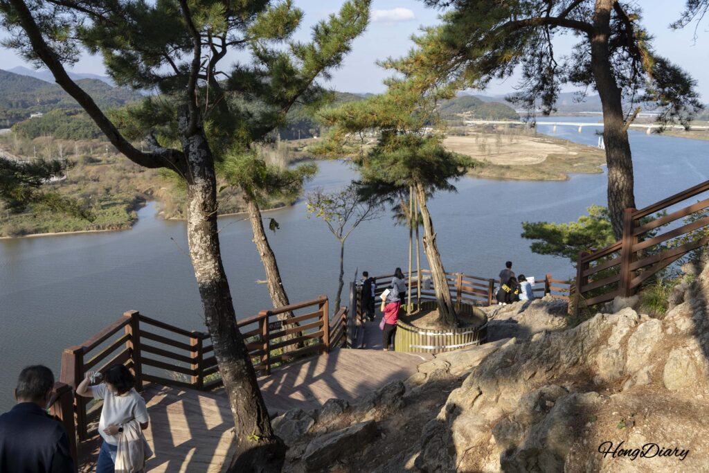 扶余・扶蘇山城の落花岩の断崖と白馬江の眺望