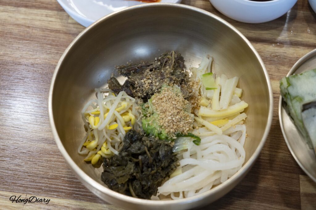 ホッチェサパッの6種類のナムルとすりゴマ — 醤油と合わせてビビンバにする安東の伝統料理