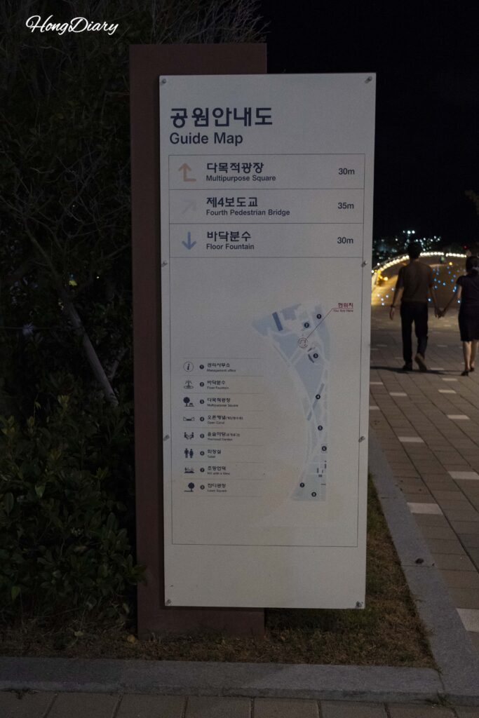 Panel informativo con mapa de North Port Waterfront Park en Busan mostrando instalaciones y rutas