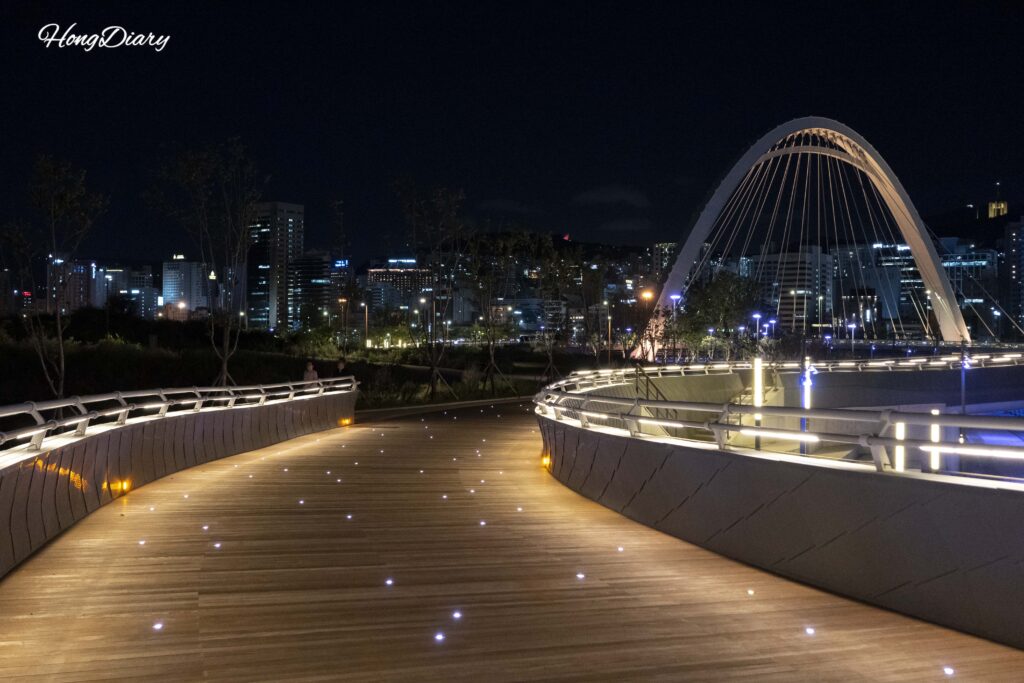 Luces LED incrustadas en el piso del Mirador de North Port Waterfront Park que simulan estrellas de noche