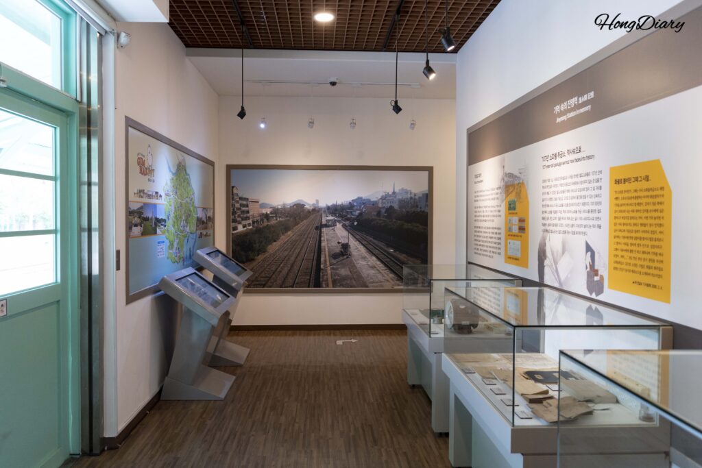 Paneles históricos con fotografías de la antigua estación de Jinyeong en el Museo Ferroviario