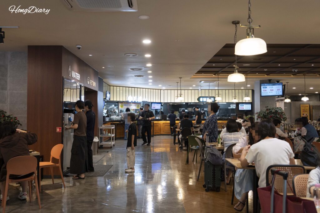 金海空港プレイティングの料理受取カウンター、給水機、食器返却台