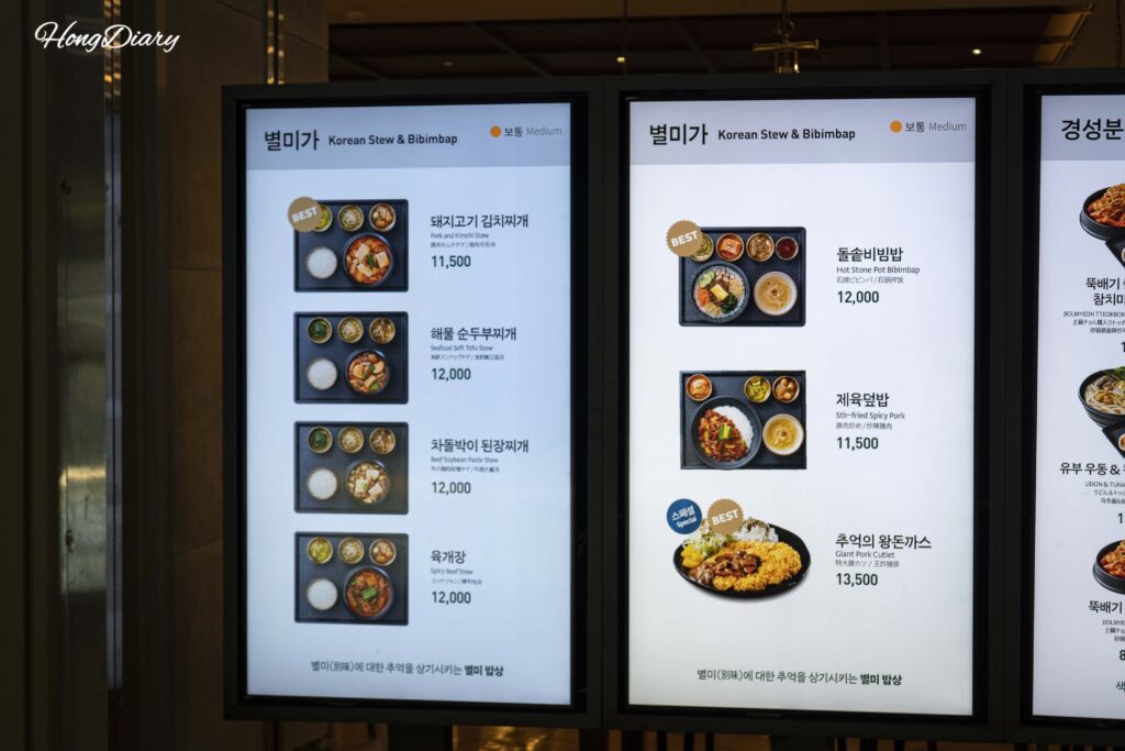 Panel completo del menú con precios en Plating, aeropuerto de Gimhae, con secciones de comida coreana, comida callejera y comida china