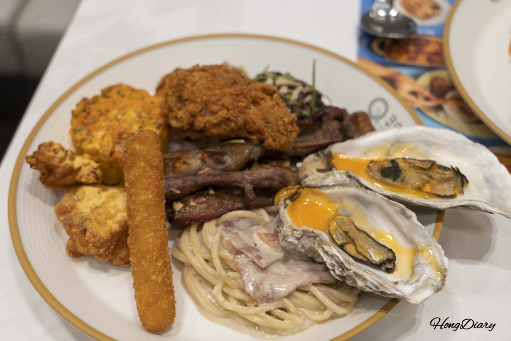 クウクウで取り分けた料理の盛り合わせ（寿司、ホットフード、おかず）