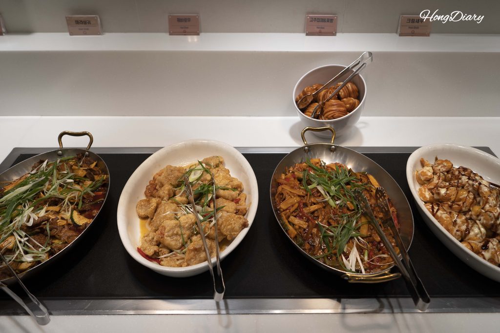 Chinese-style hot dishes at QooQoo including cream shrimp and stir-fried beef