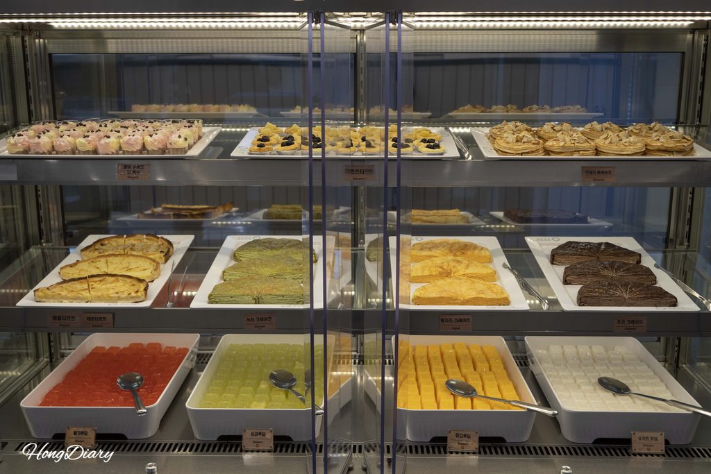 クウクウのデザートコーナー（ケーキ、パン、焼き菓子類）