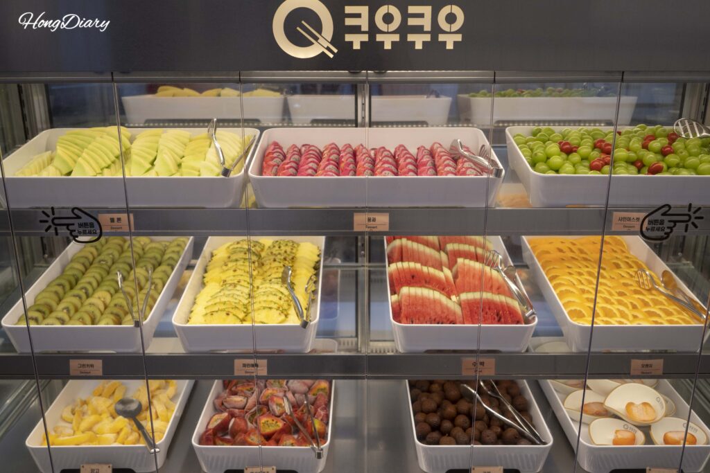 Estación de frutas frescas en QooQoo con uvas Shine Muscat, melón y fruta del dragón