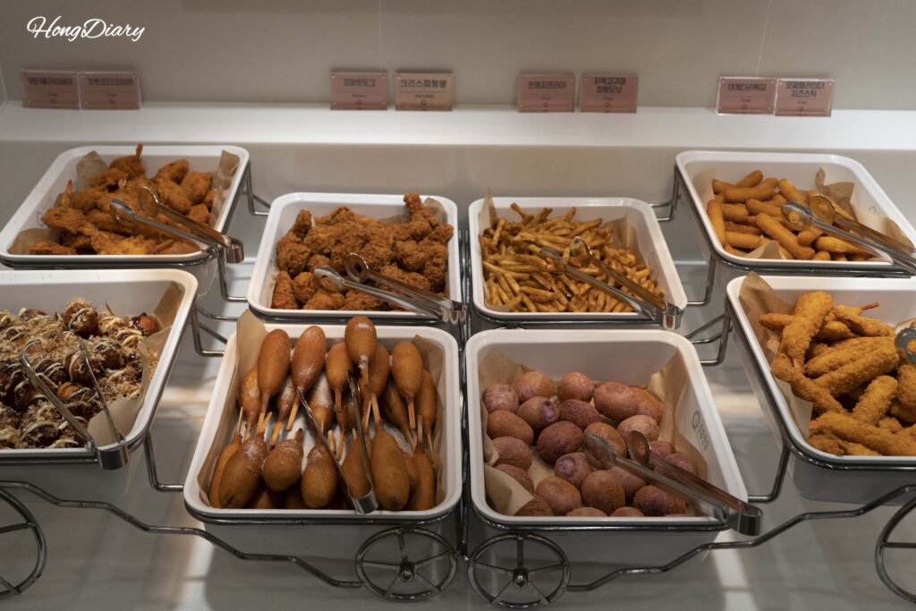 Pollo frito, corn dogs, papas fritas y tempura en el buffet QooQoo