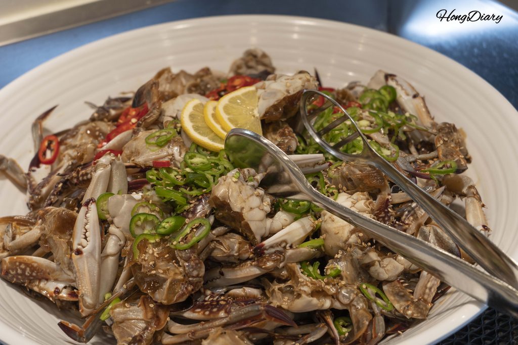 Ganjang-gejang (soy sauce marinated raw crab) served at QooQoo buffet