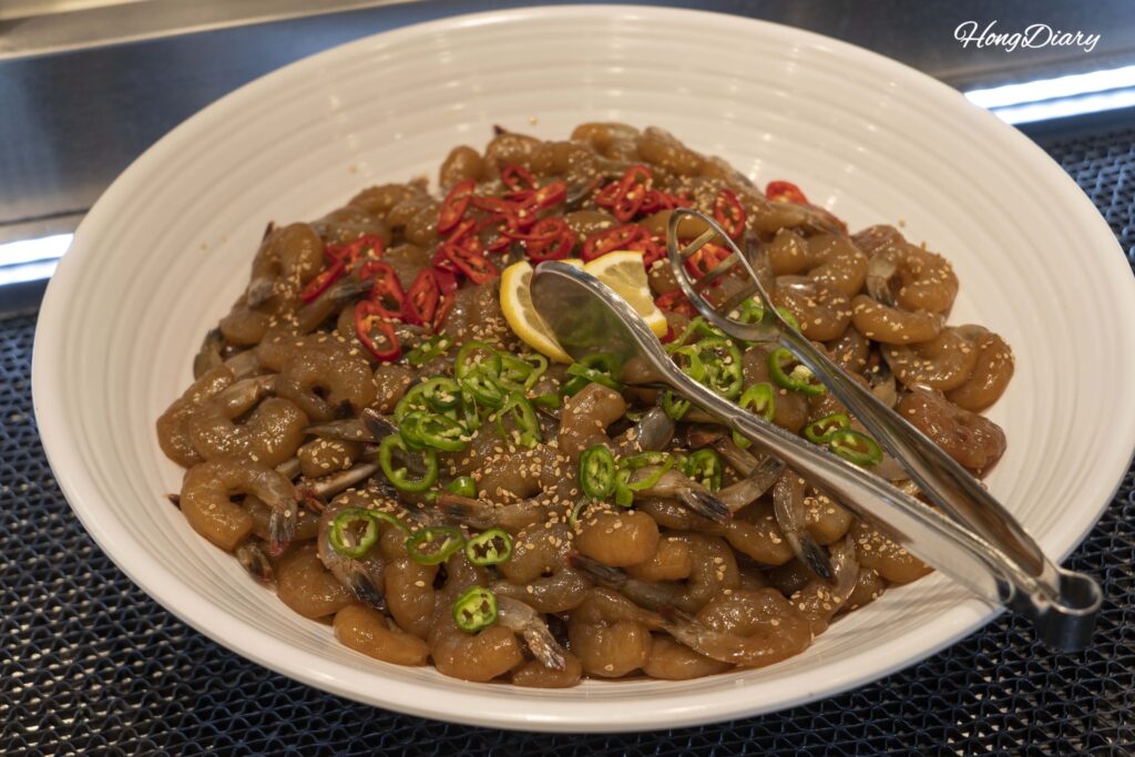 Ganjang-gejang (cangrejo crudo marinado en salsa de soya) en el buffet QooQoo