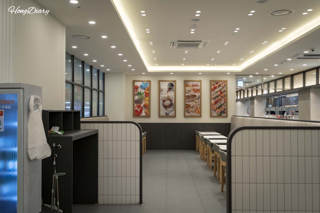 クウクウ梁山店の広々とした店内の食事スペース