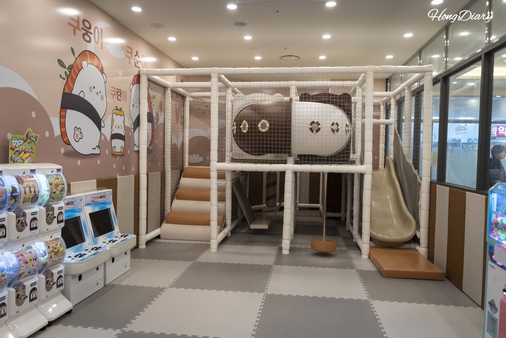Enclosed kids play zone inside QooQoo Yangsan branch