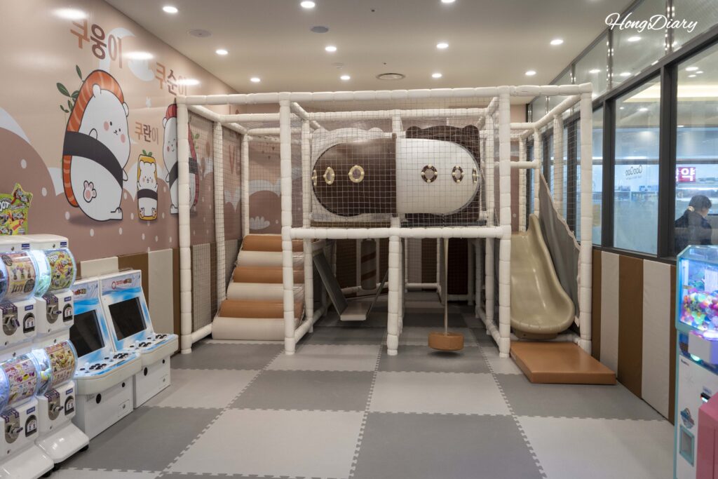 Zona de juegos infantil dentro de la sucursal QooQoo Yangsan