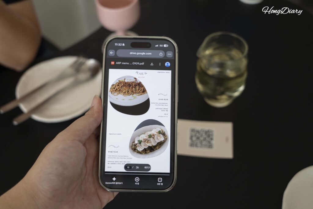 Cliente escaneando un código QR en una tarjeta para ver el menú digital en ARP, Busan
