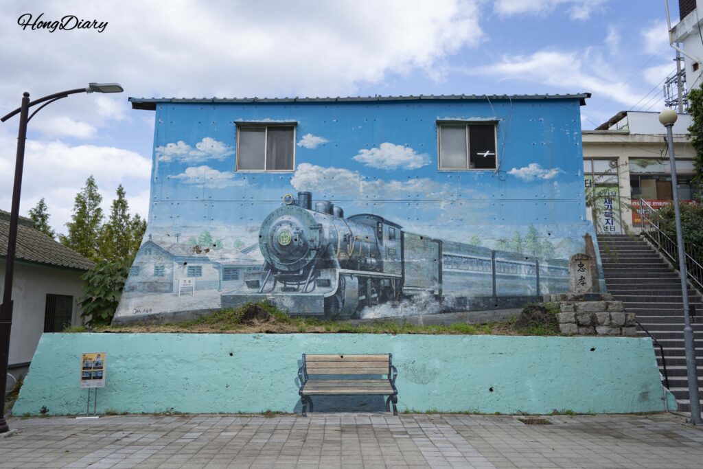 晋永歴史公園の建物に描かれた鉄道テーマの壁画