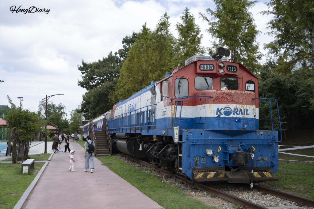 Tren Mugunghwa-ho jubilado con locomotora KORAIL 7115 en el Parque Histórico de Jinyeong, Gimhae
