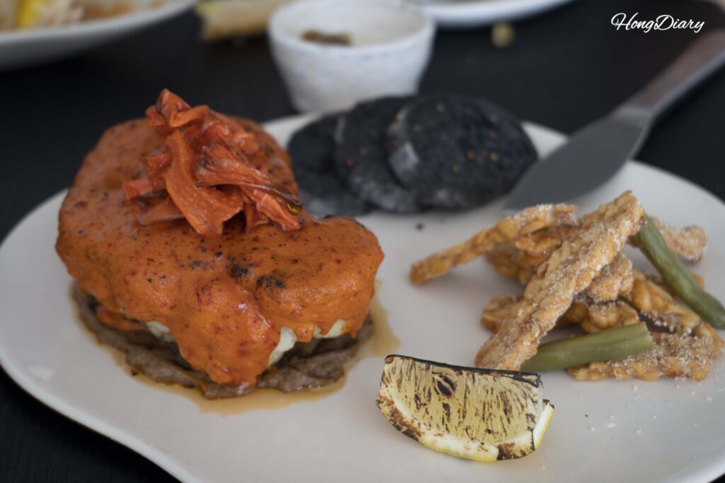 Coliflor asada en salsa peri-peri con tempeh frito en el restaurante vegano ARP de Busan