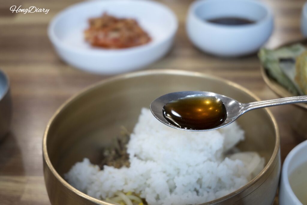 Salsa de soja fermentada (ganjang) para mezclar con el bibimbap del heotjesabap — el método tradicional sin pasta de chile