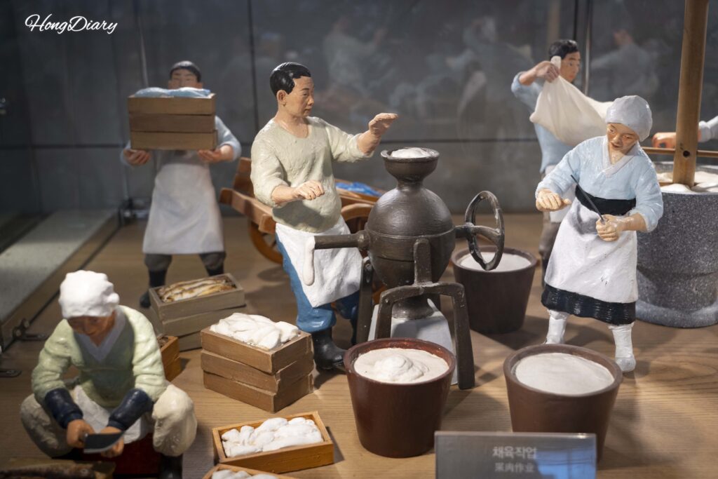 Maquetas en miniatura que recrean los métodos tradicionales de producción de eomuk en Samjin