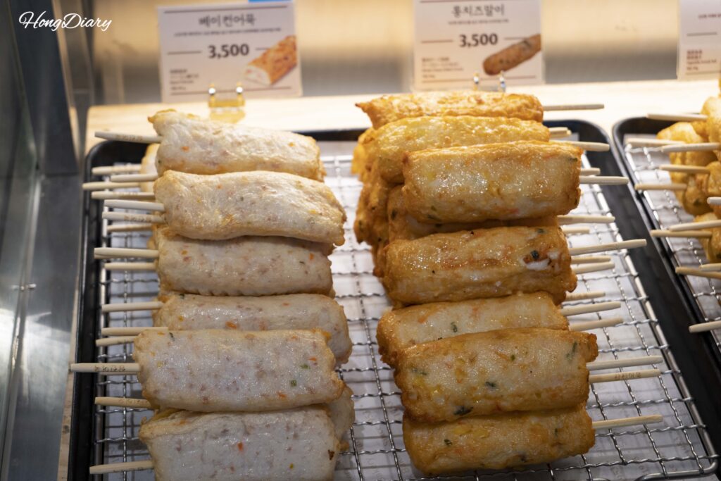 Brochetas de eomuk con tocino, queso y verduras en la tienda de Samjin en Yeongdo