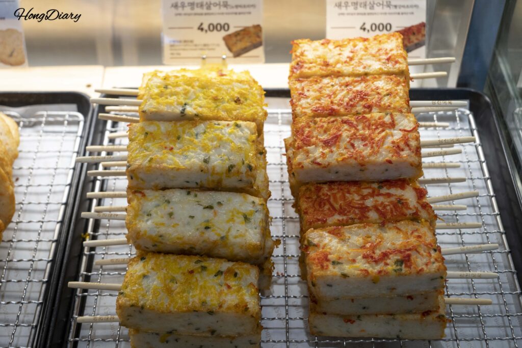 Brochetas de eomuk de camarón y abadejo exhibidas en Samjin Yeongdo