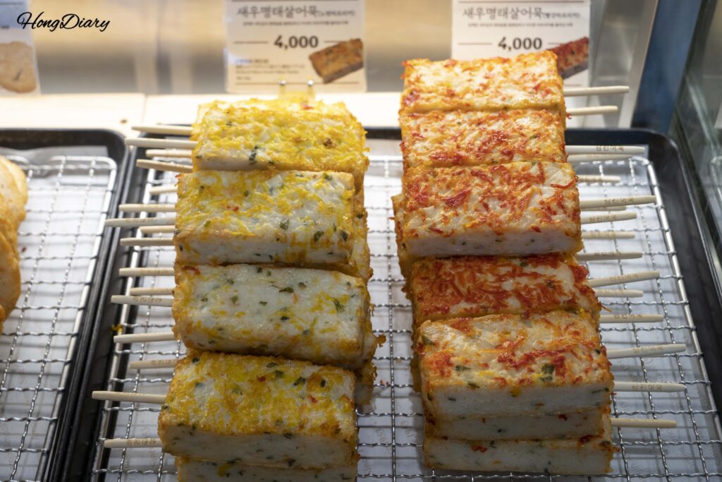 エビ・スケソウダラのオムク串が並ぶ三進オムク本店の陳列棚