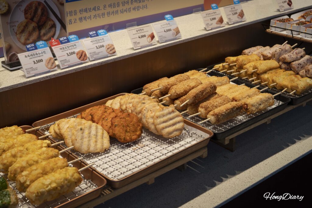 ₩3,000〜4,000台の各種食べ歩きオムクが並ぶ陳列ケース