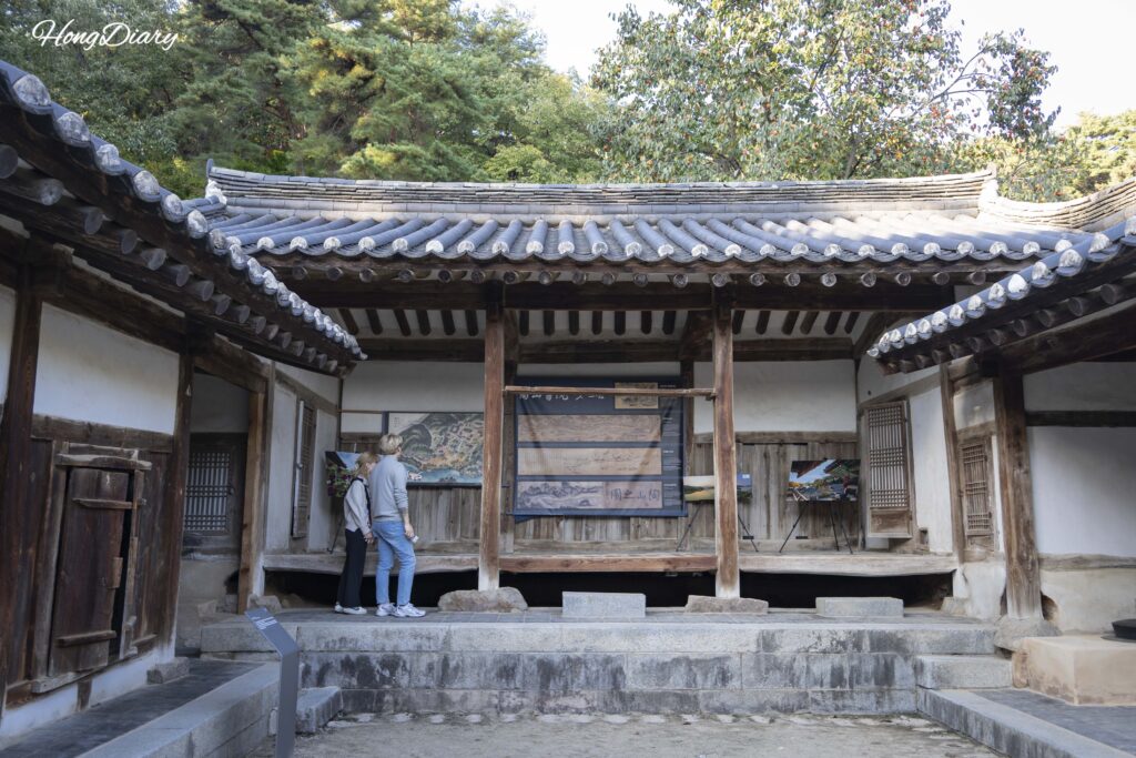 陶山書院の上庫直舎と見学する観光客(安東)