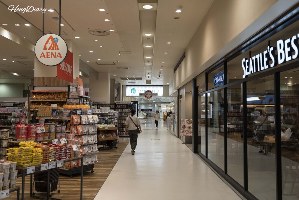 Interior de Sea Mall mostrando la tienda Aena, Seattle's Best Coffee y la pasarela de conexión hacia Daimaru