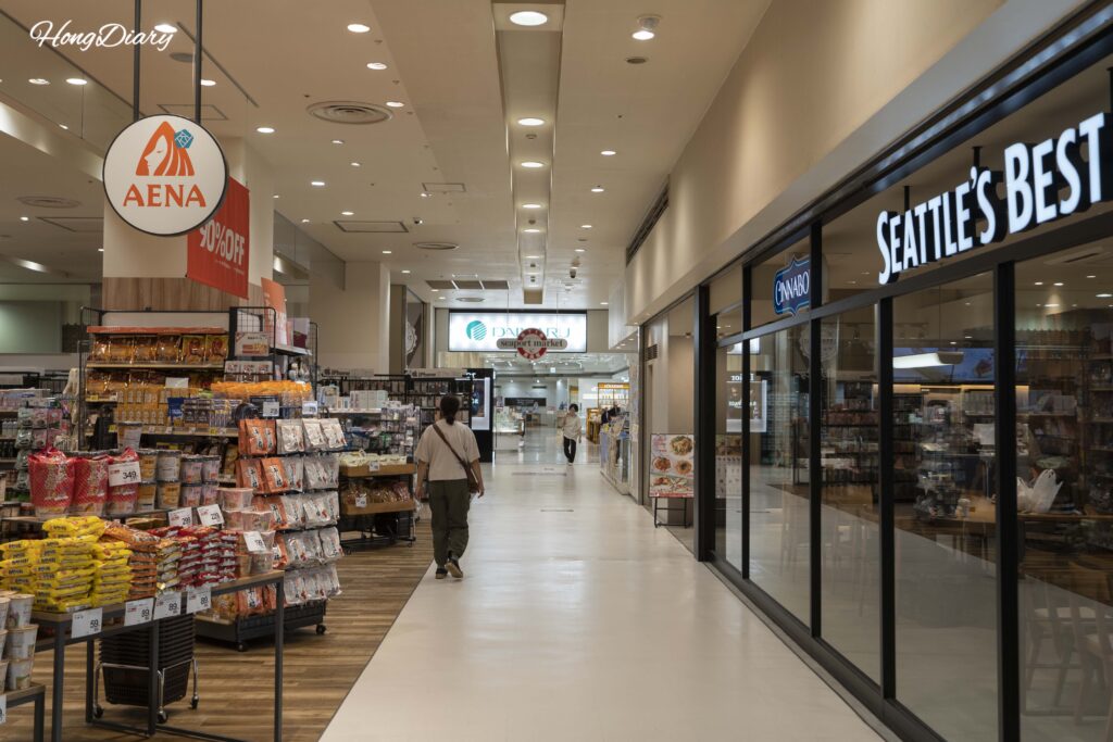 シーモール内のaena雑貨店、シアトルズベストコーヒー、大丸への連絡通路