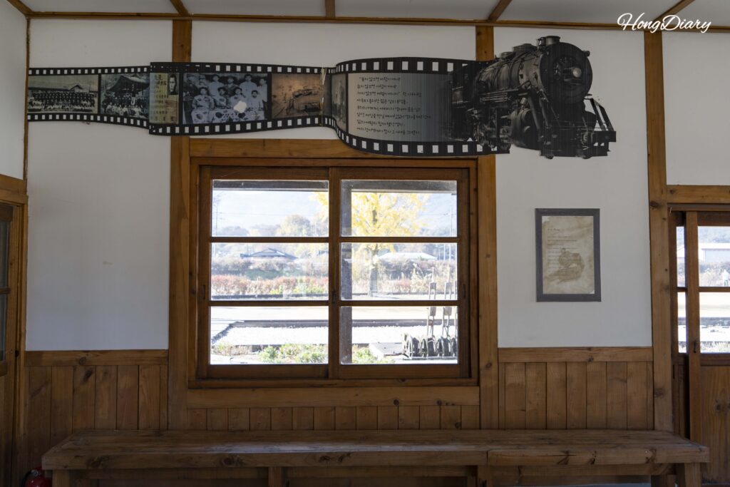 Interior de la Estación Seodo en Namwon con bancos de madera originales y la ventanilla de boletos