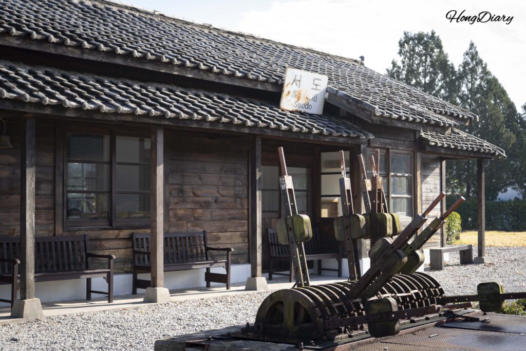 Vista lateral del edificio de madera de 1932 de la Estación Seodo en Namwon