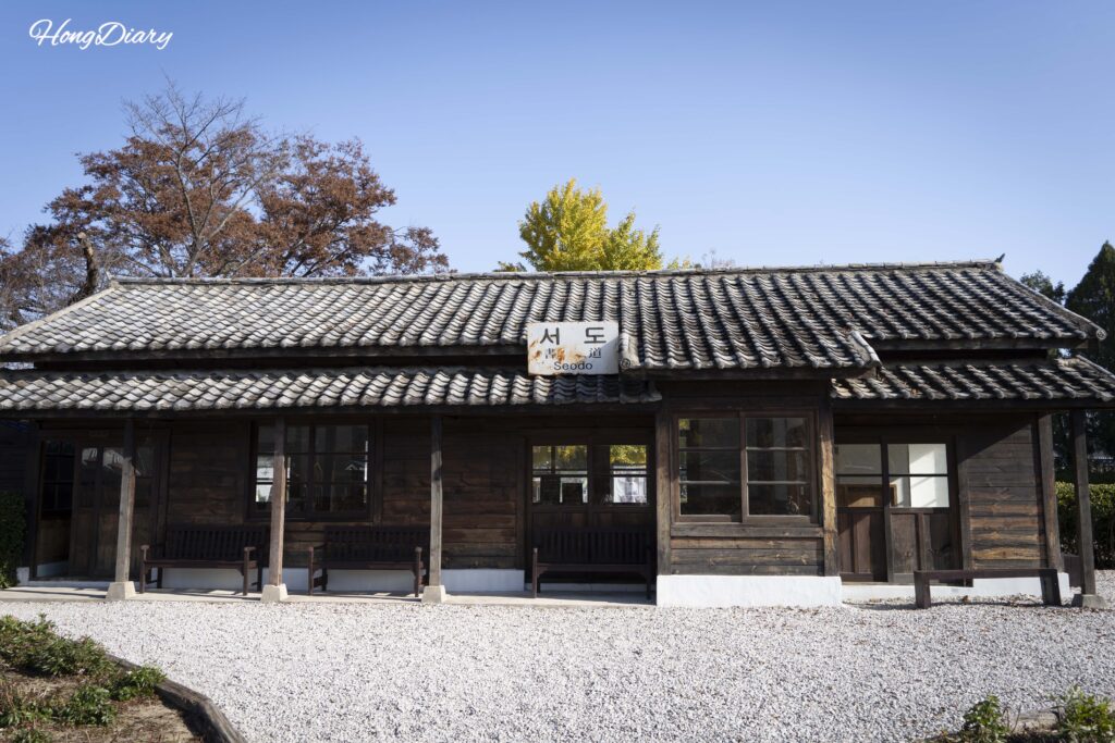 全羅北道南原市西島駅にある、1932年建造の木造駅舎が保存されている。